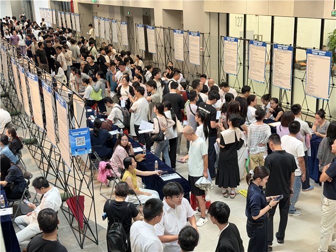 海南外经律师事务所律师走进龙华区招聘会 为求职者送上“法律护身符”
